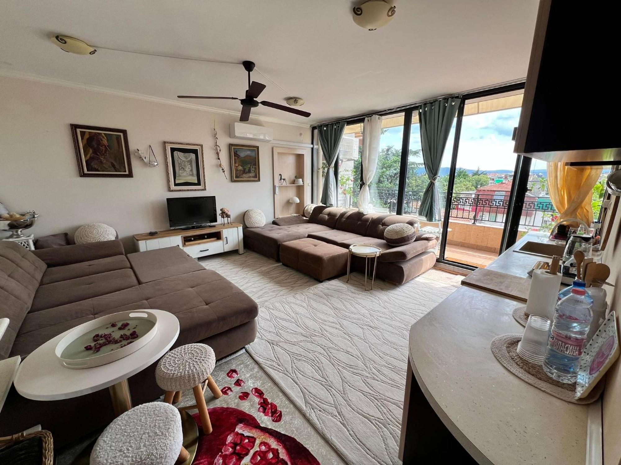 Downtown Central Apartment With Working Kitchen, City Views & Free Parking カザンラク エクステリア 写真