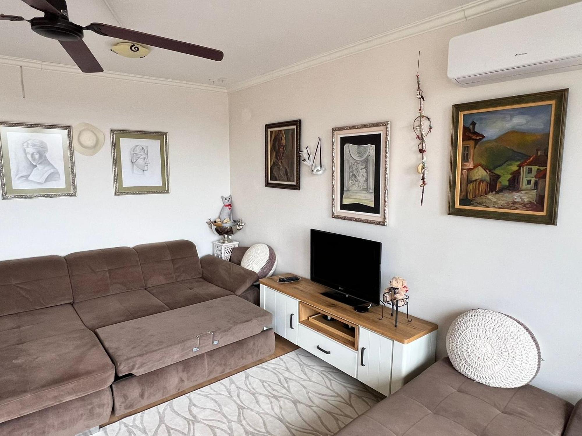 Downtown Central Apartment With Working Kitchen, City Views & Free Parking カザンラク エクステリア 写真