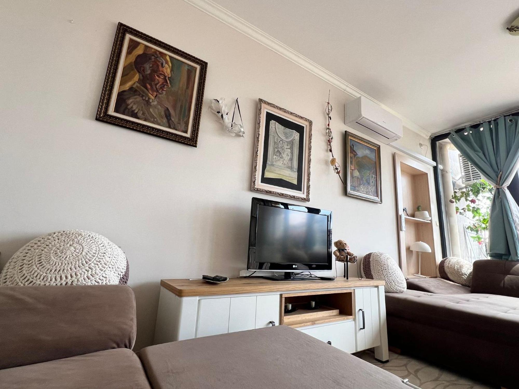 Downtown Central Apartment With Working Kitchen, City Views & Free Parking カザンラク エクステリア 写真