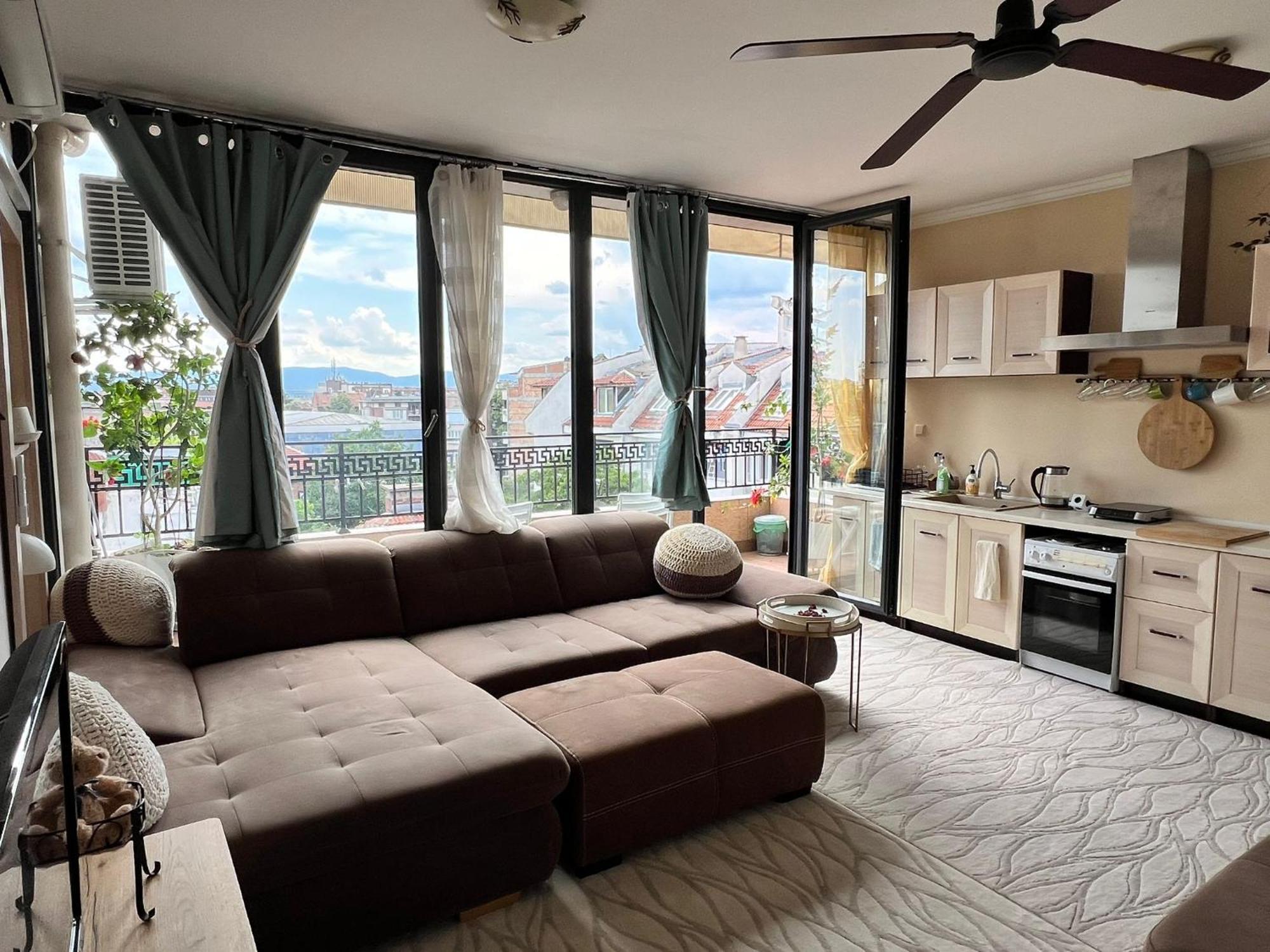 Downtown Central Apartment With Working Kitchen, City Views & Free Parking カザンラク エクステリア 写真
