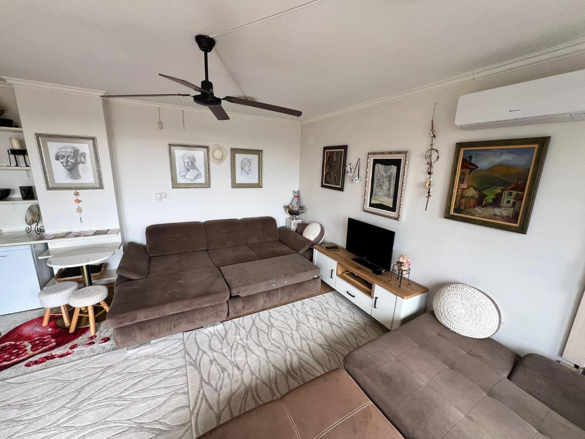 Downtown Central Apartment With Working Kitchen, City Views & Free Parking カザンラク エクステリア 写真
