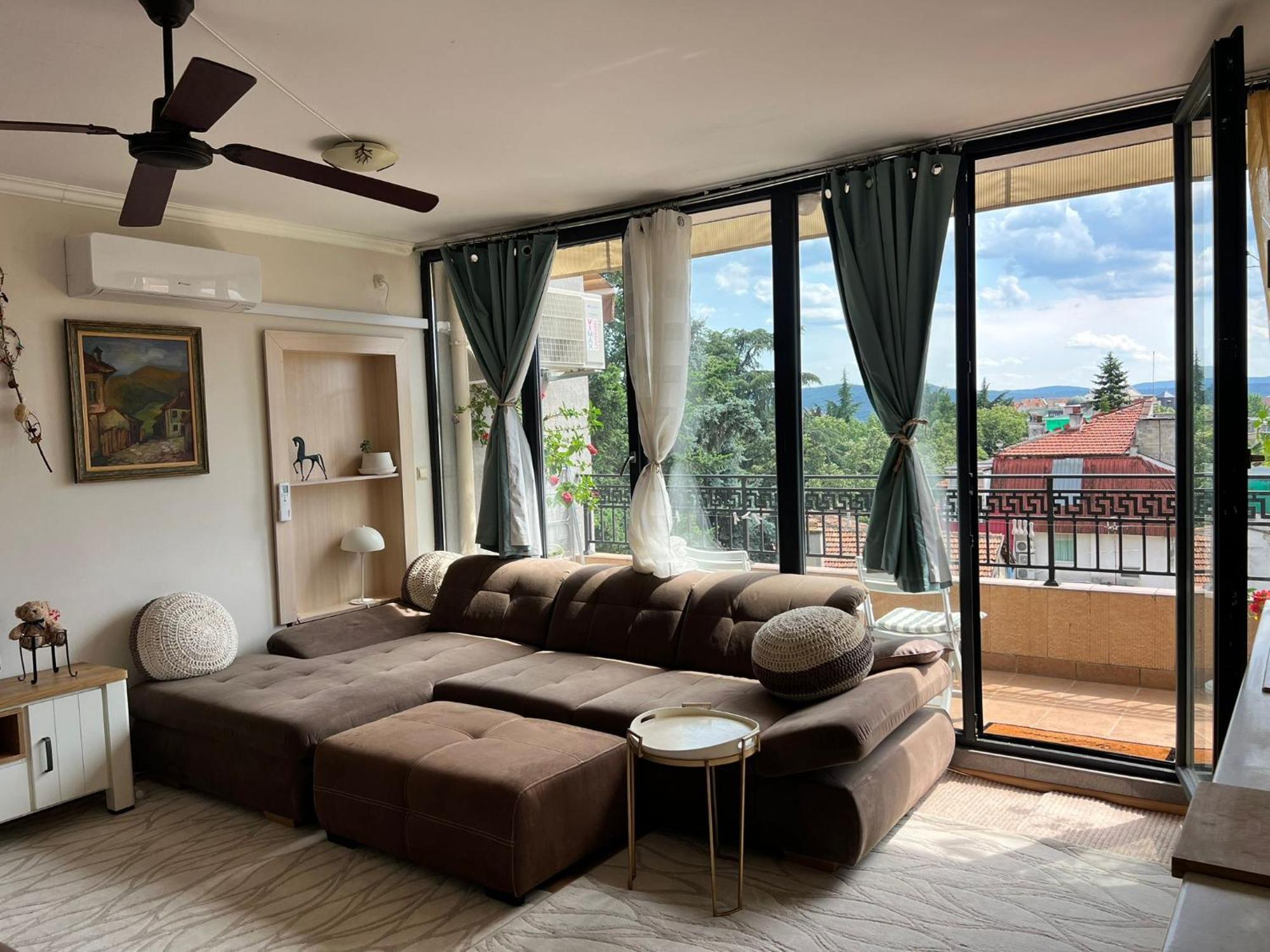 Downtown Central Apartment With Working Kitchen, City Views & Free Parking カザンラク エクステリア 写真
