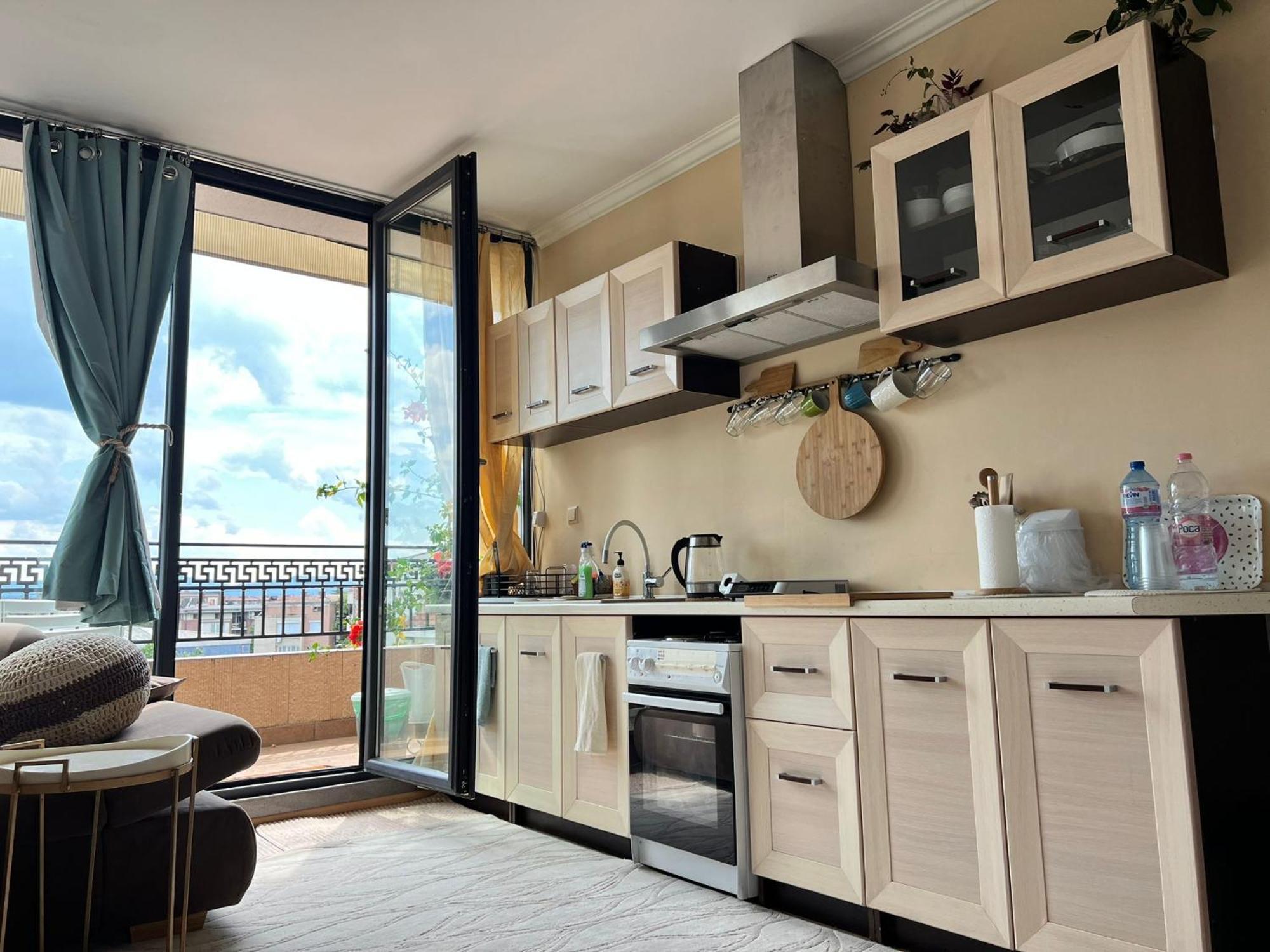 Downtown Central Apartment With Working Kitchen, City Views & Free Parking カザンラク エクステリア 写真