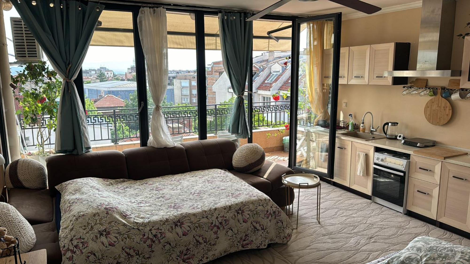 Downtown Central Apartment With Working Kitchen, City Views & Free Parking カザンラク エクステリア 写真